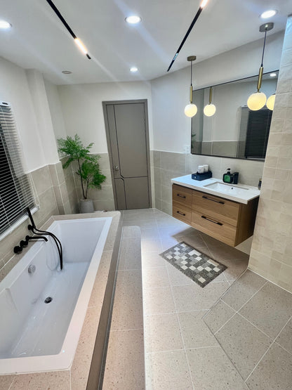 LYLAC Home Saigon TTT - Elegant 3BR 3BA Townhouse Roof Terrace Downtown D1
