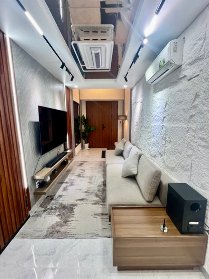LYLAC Home Saigon TTT - Elegant 3BR 3BA Townhouse Roof Terrace Downtown D1