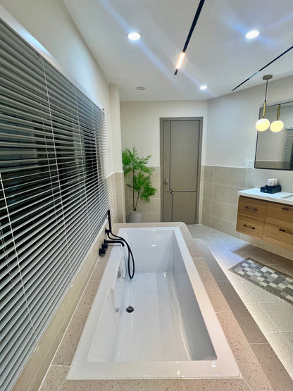LYLAC Home Saigon TTT - Elegant 3BR 3BA Townhouse Roof Terrace Downtown D1