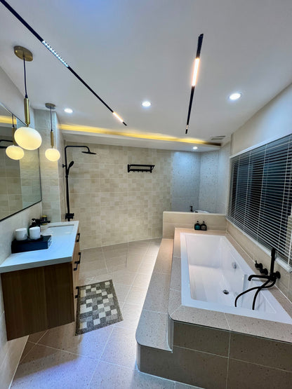 LYLAC Home Saigon TTT - Elegant 3BR 3BA Townhouse Roof Terrace Downtown D1