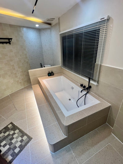 LYLAC Home Saigon TTT - Elegant 3BR 3BA Townhouse Roof Terrace Downtown D1