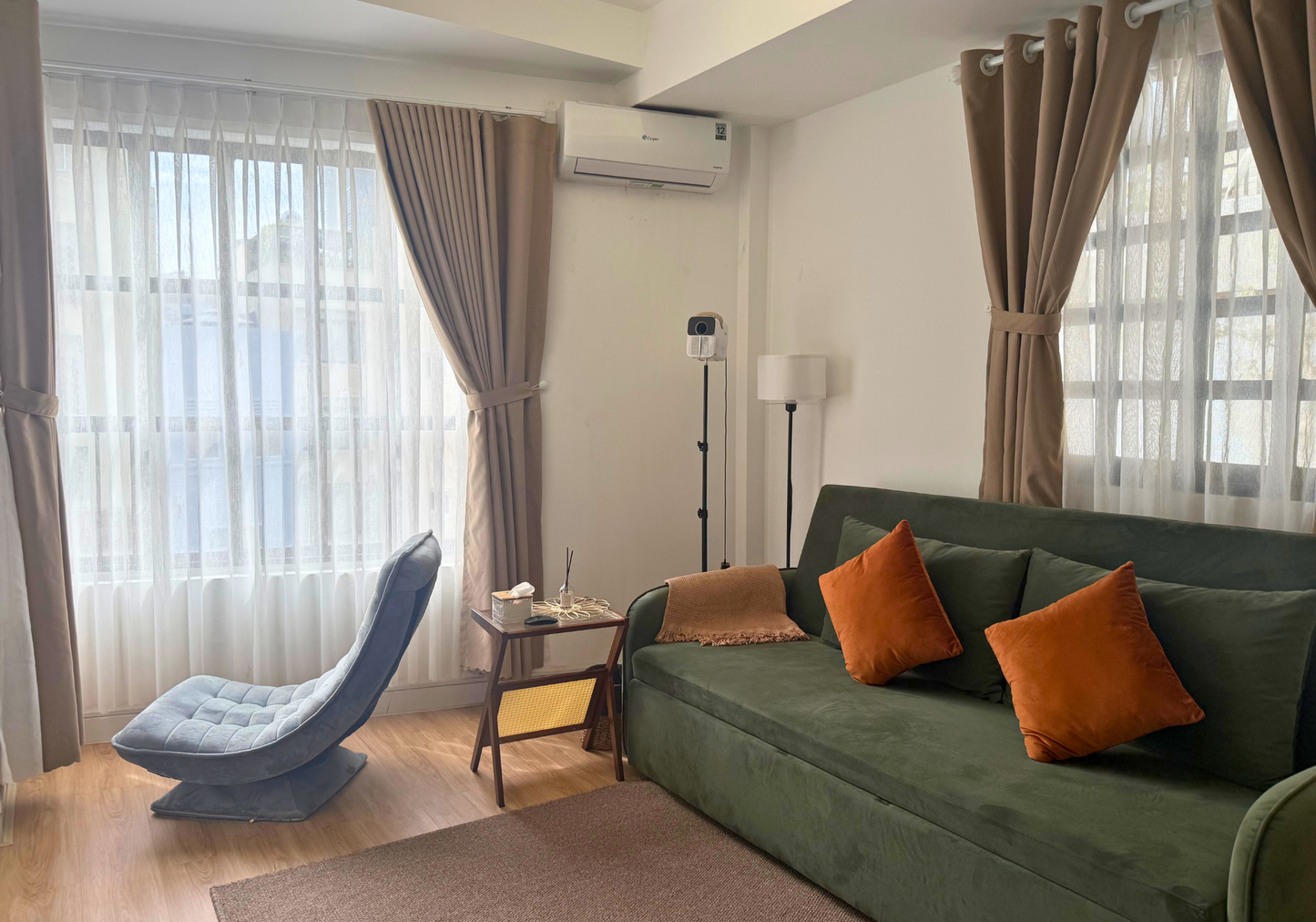 LYLAC Home Saigon HHH - 位于第一郡市中心的美丽五卧联排别墅