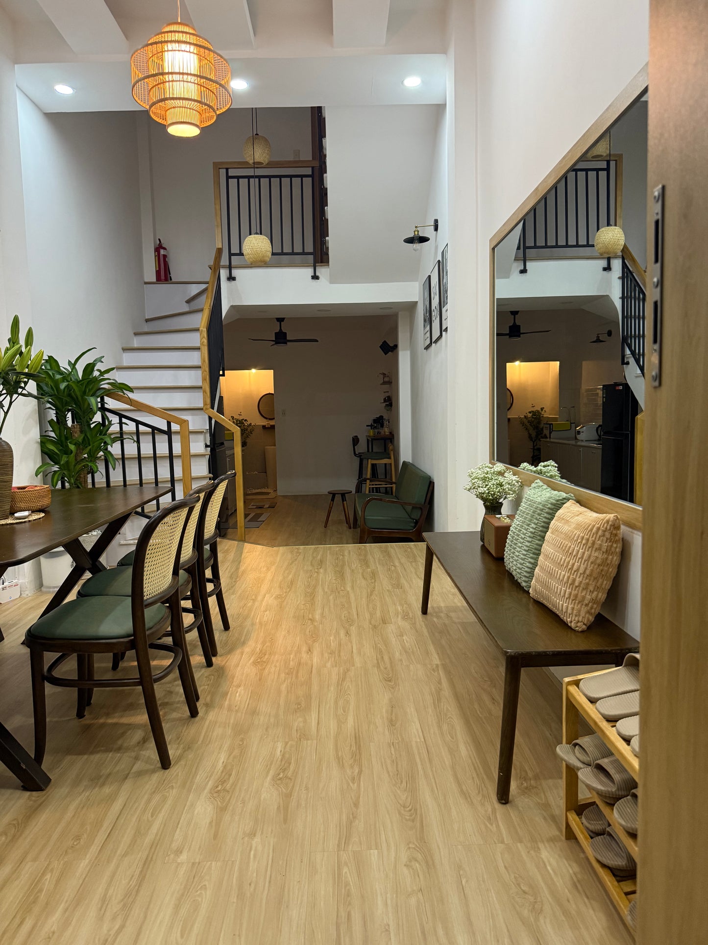 LYLAC Home Saigon HHH - 位于第一郡市中心的美丽五卧联排别墅