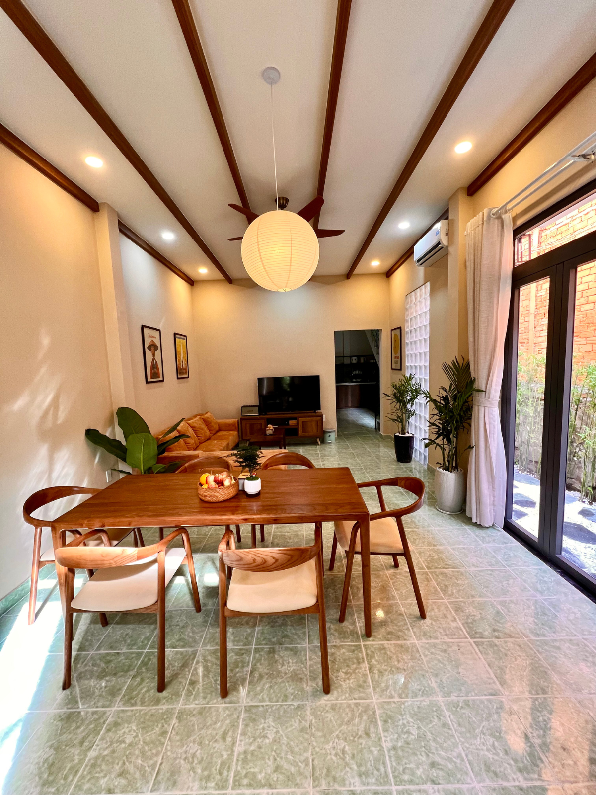 LYLAC Home Saigon TDX - Nhà phố 4 phòng ngủ ấm cúng có sân vườn tại trung tâm thành phố Quận 1.