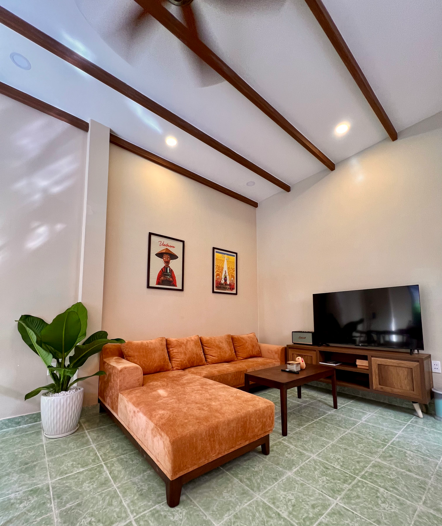 LYLAC Home Saigon TDX - Nhà phố 4 phòng ngủ ấm cúng có sân vườn tại trung tâm thành phố Quận 1.