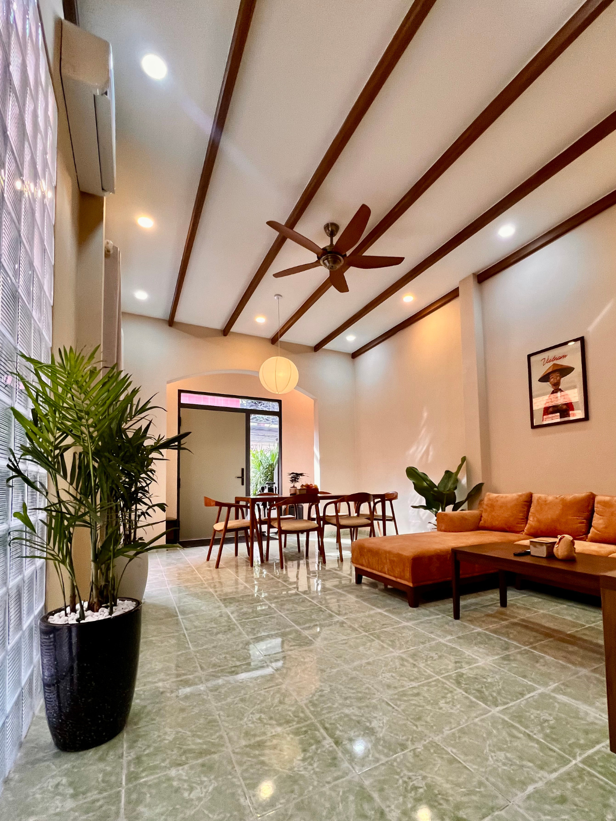 LYLAC Home Saigon TDX - Nhà phố 4 phòng ngủ ấm cúng có sân vườn tại trung tâm thành phố Quận 1.